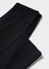 Pantalón de vestir estilo wideleg, de tiro medio y corte recto, confeccionado en tejido fluido con forro interior. Presenta bolsillos laterales y cierre oculto con botón, gancho y cremallera.