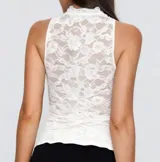 Top negro de encaje con cuello alto fruncido, escote en forma de lágrima en el pecho y diseño sin mangas.