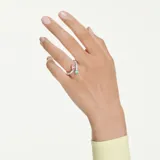 Anillo abierto bañado en rodio de la colección Ariana Grande x Swarovski. Presenta una banda decorada con circonitas transparentes en pavé y dos piedras principales en los extremos: una circonita ovalada de color verde y una circonita en forma de pera de color rosa.