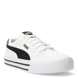 Championes urbanos Puma modelo Court Classic Vulc, de corte bajo, confeccionados en material textil color negro con la icónica franja lateral de la marca en blanco. Presentan una suela vulcanizada blanca con detalles en negro y una línea color caramelo en la base.