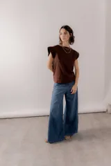 Jean wide leg de tiro medio y corte holgado con piernas muy anchas, confeccionado en denim de lavado azul medio.