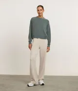 Buzo de corte regular confeccionado en modal, con cuello redondo, mangas largas y costuras decorativas visibles. Presenta un diseño minimalista y versátil.