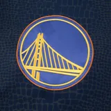 Canguro azul marino con textura de piel de serpiente y logo de los Golden State Warriors estampado en el pecho.