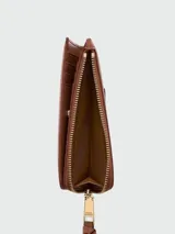 Billetera mediana Marc Jacobs de cuero marrón, con cierre de cremallera lateral y múltiples ranuras internas para tarjetas.