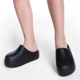 Sandalia tipo zueco Melissa modelo Free Clog Up, color negro, con diseño moderno de plataforma y punta cuadrada.