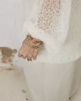 Pulsera esclava abierta de diseño artesanal con acabado orgánico y texturizado, realizada en bronce.