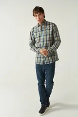 Camisa blanca a cuadros azules y grises, de manga larga y corte slim fit.