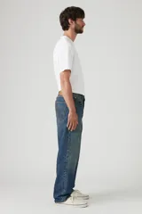 Pantalón de jean azul de corte recto y tiro medio.