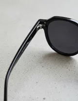 Lentes de sol negros con armazón geométrico de policarbonato francés y lentes polarizadas japonesas TAC con protección UV400, antirayaduras y film superhidrofóbico.