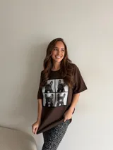 Remera marrón oversize con estampa frontal en blanco y negro de cuatro fotos de un perro bulldog francés.