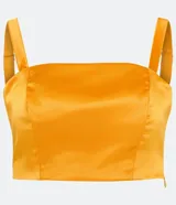 Top cropped de satén color naranja, con escote cuadrado y tirantes finos.