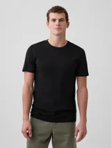 Remera negra de manga corta con cuello redondo y un bolsillo aplicado en el pecho.