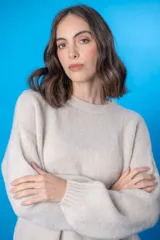 Sweater color beige de lana mohair y acrílico, con cuello redondo y mangas largas.