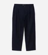 Pantalón de jean azul marino con corte recto y estilo semi sastrero, confeccionado en denim crudo de algodón, con pinzas frontales y trabillas para cinturón.