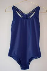 Malla enteriza deportiva azul con espalda racerback y ribete blanco en cuello, sisas y contorno de piernas.