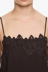 Top de corte fluido color marrón oscuro, con escote recto y tirantes finos. Presenta detalles de encaje a tono en el escote y el bajo.