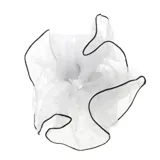 Gomita de pelo tipo scrunchie confeccionada en tela de tul blanco con bordes rematados en hilo negro.