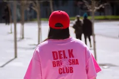 Remerón unisex de algodón color rosa con estampado Kabrisha Club en rojo en la espalda.