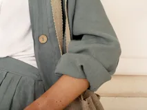 Blazer verde agua de lino, de corte recto y sin cuello.