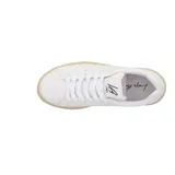 Zapatilla urbana de cuero blanco con cordones y suela color caramelo.