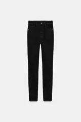 Jeans de tiro alto con corte skinny y largo tobillero. Presenta diseño de cinco bolsillos, cierre frontal con cremallera y botón.