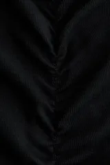 Top de algodón negro, con manga japonesa, escote en V delantero y trasero, corte ajustado y detalles fruncidos con costuras drapeadas y ribetes sobrehilados.