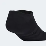 Pack de tres pares de medias invisibles Adidas, confeccionadas en tejido fino y ligero con refuerzo en el arco plantar. Incluye un par negro, uno gris melange y uno blanco, cada uno con el logo de la marca bordado en la puntera.