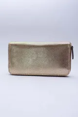 Billetera rectangular con cierre perimetral, confeccionada en cuero con textura de reptil. Cuenta con múltiples compartimentos internos para tarjetas, documentos y billetes, además de un bolsillo interior con cierre para monedas.