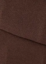 Top asimétrico de tejido de punto fino color marrón, con diseño de un solo hombro y corte recto.