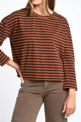 Remera de manga larga, corte al cuerpo, con cuello redondo. Presenta un patrón de rayas horizontales en color marrón óxido y azul marino.
