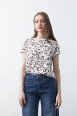 Remera de manga corta con estampado animal print en tonos blanco, marrón, beige y celeste.