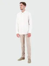 Camisa de vestir de manga larga con cuello clásico y cierre frontal de botones. Confeccionada en tejido de lino de alta calidad, presenta un corte recto y limpio.