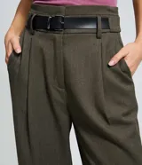 Pantalón recto de tiro medio con textura espina de pez, confeccionado en tejido de poliéster y viscosa. Presenta cintura con trabillas, bolsillos laterales y cierre frontal. Incluye cinturón de poliuretano a juego.