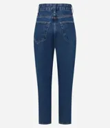 Pantalón mom jeans de tiro alto, color azul denim, con bolsillos delanteros y traseros, trabillas en la cintura y pespuntes contrastantes.