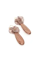 Par de aros colgantes de diseño alargado, con pieza superior de tela semitransparente fruncida en tono marrón y gran dije colgante de acrílico en forma de gota con efecto marmolado.