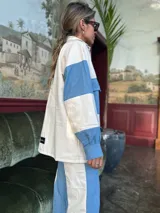 Camisa de manga larga con bloques de color en jean celeste y gabardina color crema.