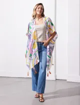 Kimono de manga amplia japonesa con estampado abstracto multicolor sobre fondo blanco. Presenta terminaciones con borlas en el ruedo.