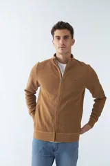 Campera negra de algodón con cierre completo, cuello alto, bolsillos laterales, puños y logo bordado en el pecho.