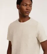 Remera masculina de corte regular, color beige melange, con cuello redondo, manga corta y textura horizontal.