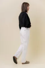 Jean de corte recto y tiro medio en color crudo. Cuenta con diseño clásico de cinco bolsillos, cierre frontal con botón y cremallera, y pasacintos.