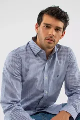 Camisa de manga larga con estampado de cuadros pequeños en tonos azules y blancos, corte semi slim, cuello clásico y logo bordado en el pecho.