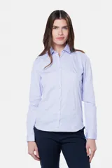 Camisa lisa de color blanco, de corte clásico y entallado, con mangas largas y cierre frontal con botones.