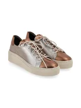 Zapatillas de cuero plateado con puntera y talón en color cobre. Cierre con cordones de algodón y suela de goma color crema.