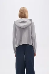 Sweater gris melange medio con capucha y corte cropped.