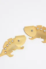 Par de aros colgantes dorados con forma de camaleón y flor. Cierre de clip.