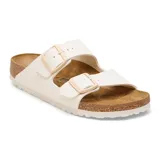 Sandalia Birkenstock modelo Arizona con dos correas ajustables, fabricada en material sintético Birko-Flor color blanco hueso, con plantilla de corcho y suela de goma.