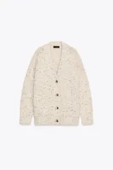 Chaqueta de punto con diseño jaspeado, escote en pico y manga larga. Presenta cierre frontal con botones, bolsillos delanteros de plastrón y acabados en rib.