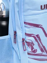 Mochila negra con diseño gráfico abstracto en azul vibrante y logo Umbro en azul. Posee bolsillo lateral de malla para botella y tiradores de cierre azules.