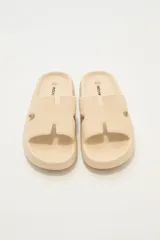 Sandalias marrones con textura, de la marca Randu.