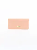 Billetera larga color rosa viejo con cierre de cremallera y aplique metálico dorado.
